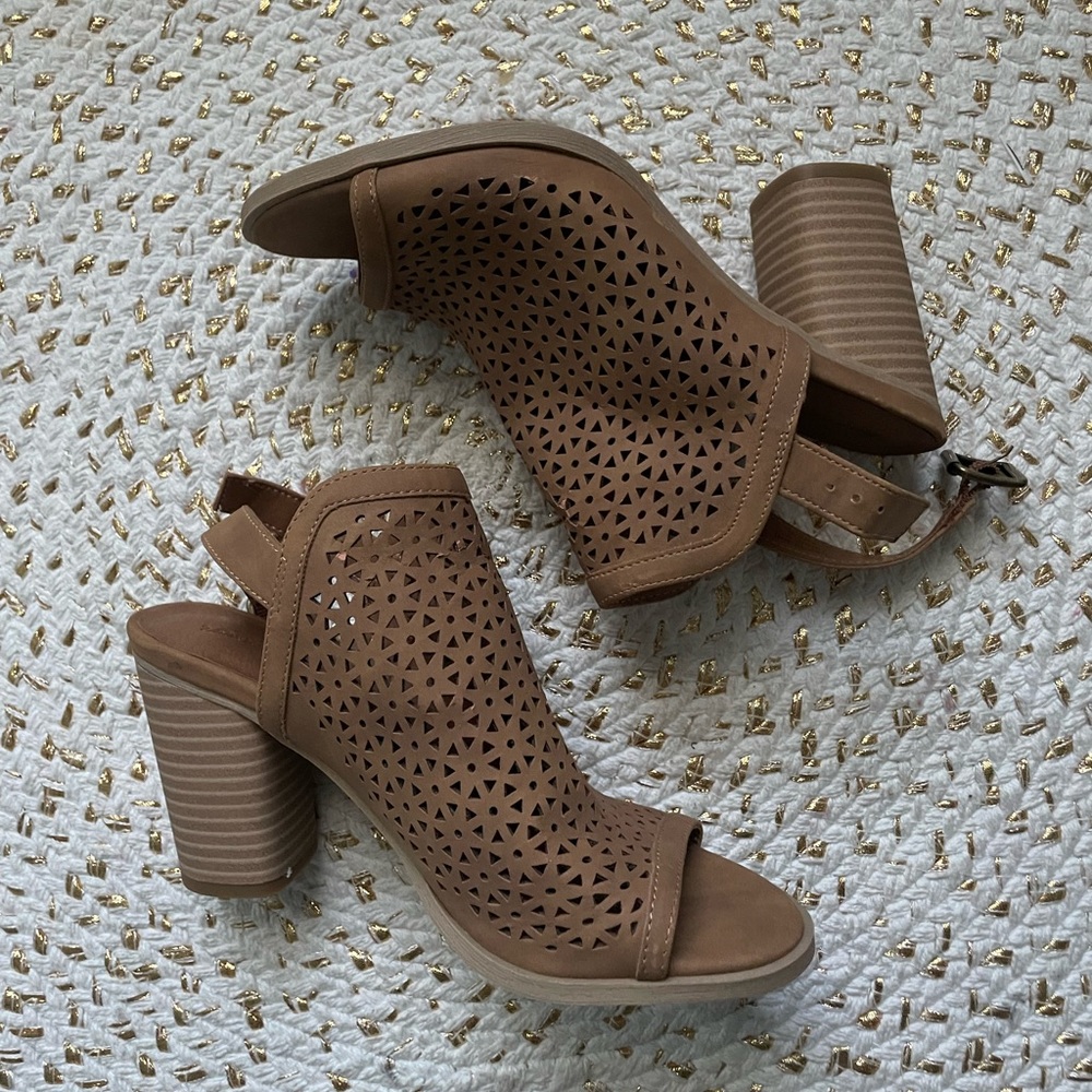 Women’s Universal Thread Heels Size 6.5 🎀